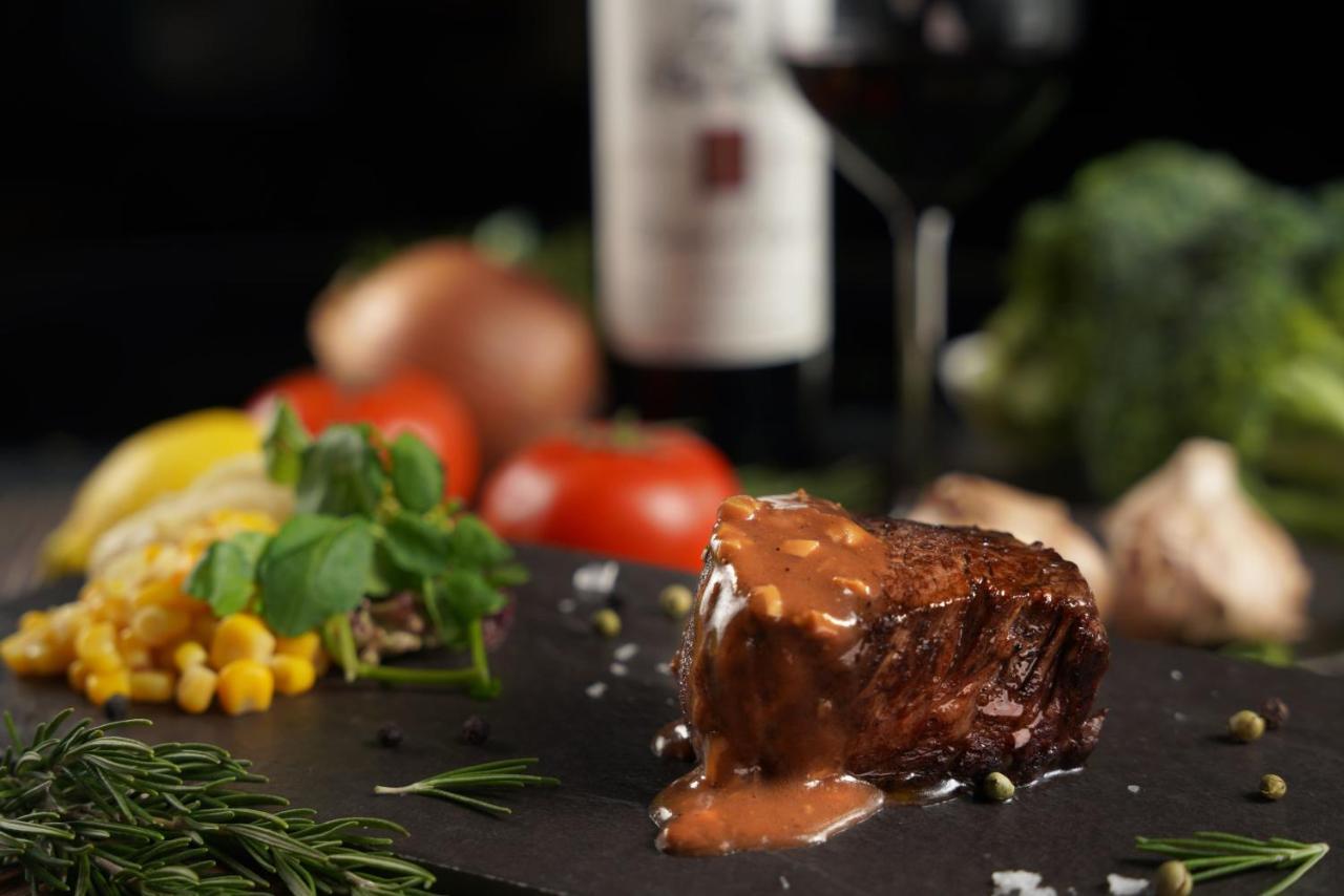 Palais De Chine Hotel Tchaj-pej Exteriér fotografie A steak with a red wine sauce