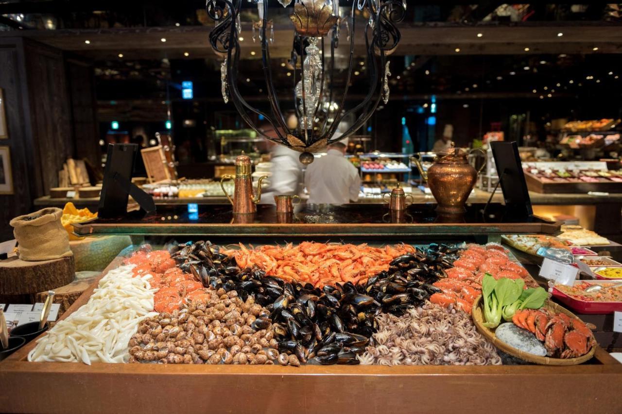 Palais De Chine Hotel Tchaj-pej Exteriér fotografie Seafood buffet at a restaurant
