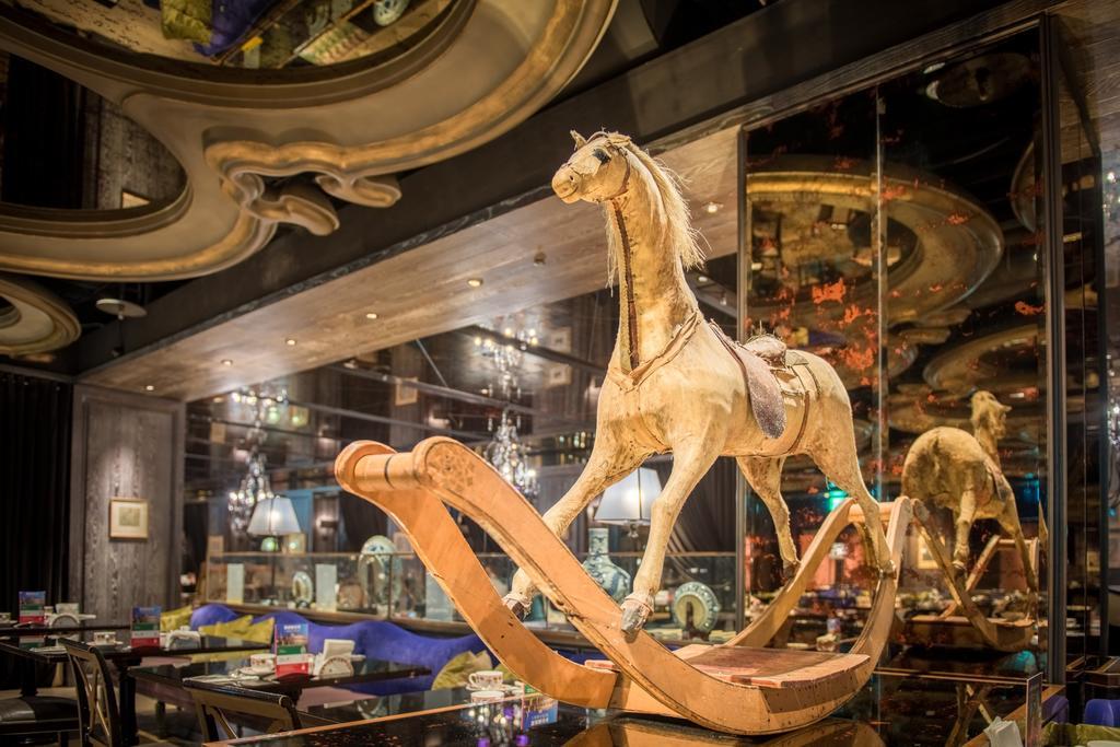 Palais De Chine Hotel Tchaj-pej Exteriér fotografie The carousel at the entrance of the store